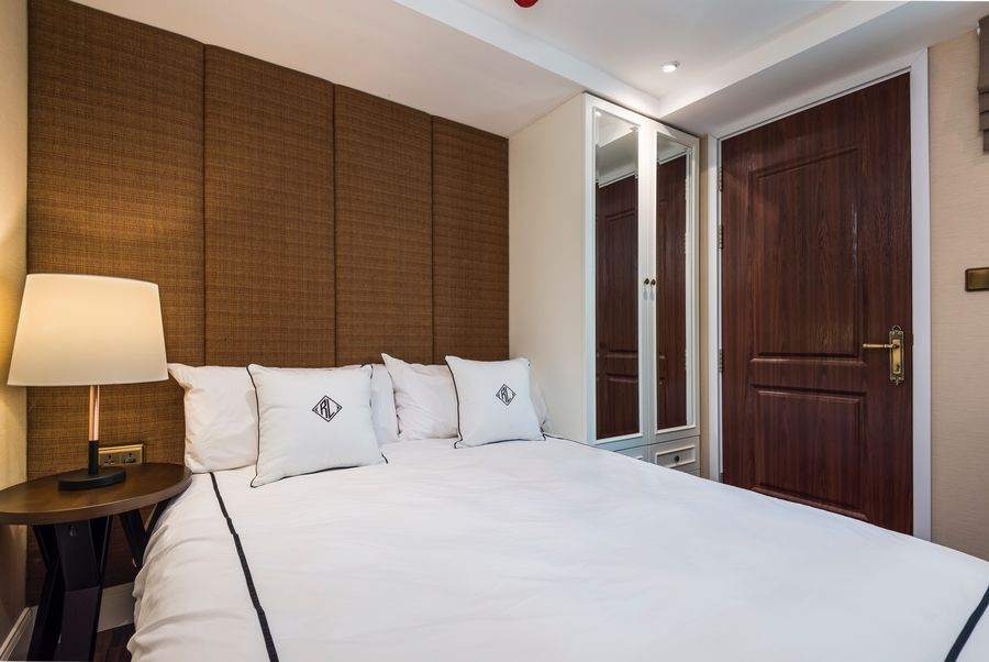 The second bedroom with a queen bed at The Elite Thong Lor 25